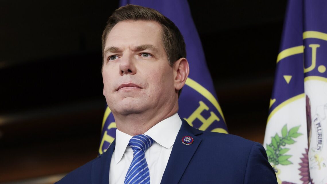 Eric Swalwell mengundurkan diri dari Kongres di tengah tuduhan pelecehan seksual