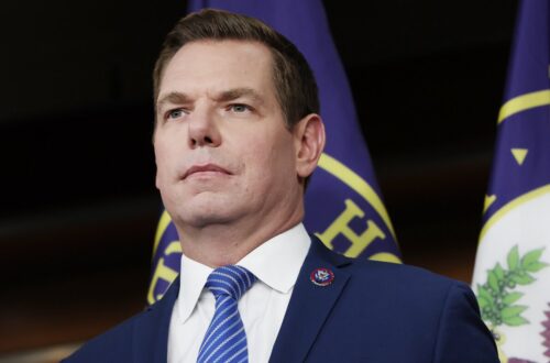 Eric Swalwell mengundurkan diri dari Kongres di tengah tuduhan pelecehan seksual
