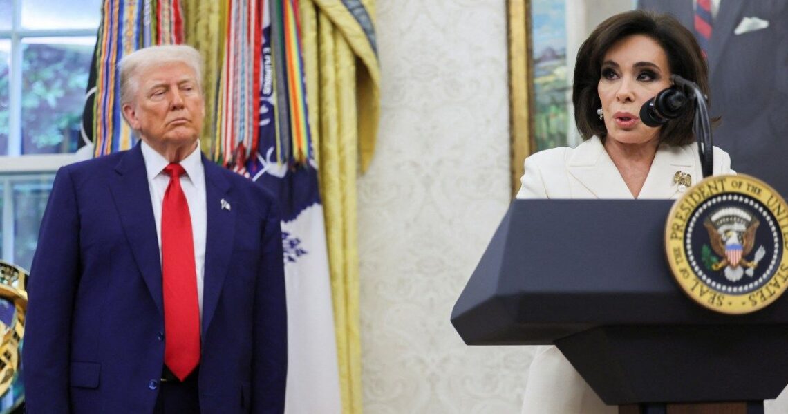 Jeanine Pirro dan Donald Trump di Lincoln Memorial
